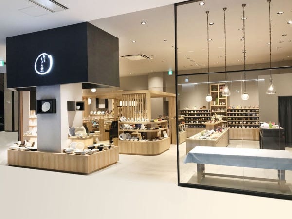 店舗写真です。明るくきれいな店内で一緒に働いてくださる方お待ちしております。