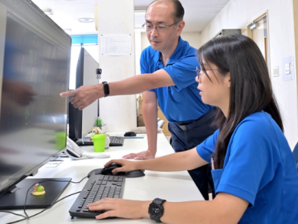 電気設計をしている様子