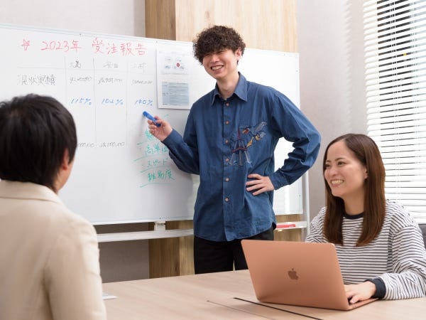 月に一度全社員が顔を合わせる定例会議に加え、サークルやイベントなど社員同士が顔を合わせる機会を積極的に設けています。