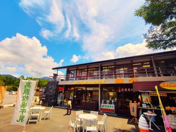 外売店では、ソフトクリームやコロッケなど販売しています。来店されたお客様に心地良い風を感じて休憩出来る用テーブルを設置しています。