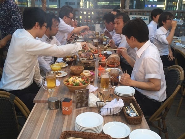 今は少なくなりましたが、食事会時の光景です。