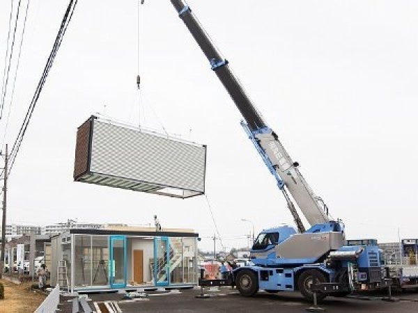 モバイルスペースは施工現場まで折りたたんでトラックで運ばれます。現場では組立やクレーンを利用した連棟作業が中心です。