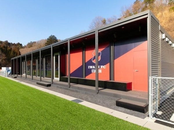【施工事例：いわきFCステーション】コスト面や意匠性が高いオプションがあることなどからモバイルスペースが選ばれました。