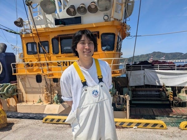 「魚が獲れた時の喜びは格別」と語る先輩船員。日々の努力が目に見える形になる達成感が、この仕事の大きな魅力です。