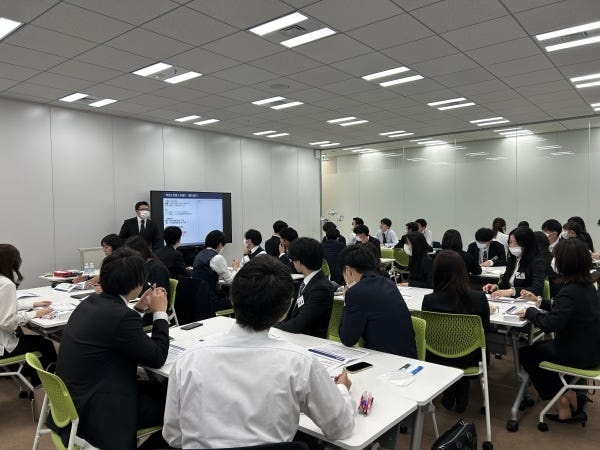 OJTを通じて、不動産の知識や、電話応対・お客様との話し方などを身につけます。外部研修機関と提携しており、ビジネスマナー等も学べる環境です。