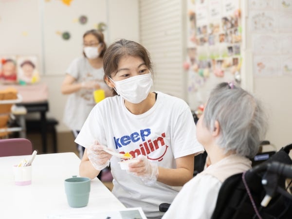 私たちはご利用者一人ひとりの人生を担っています。毎日の生活支援（食事・入浴など）を行っており、直接「ありがとう」をもらえる場面が多いです。