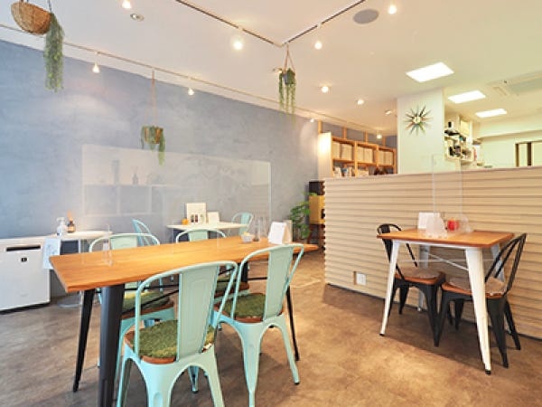 店舗内装です。おしゃれで女性一人でも入りやすい雰囲気を心掛けています。