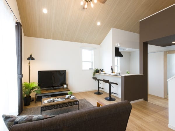 こちらのお部屋は家具を置いて実際の生活をイメージしやすくしています。