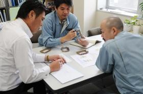 営業、設計、製造。３部門のスタッフの打ち合わせ風景。