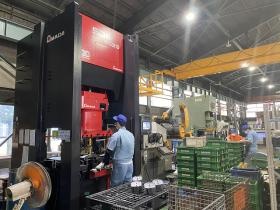 第２工場では、プレス加工を行っています。