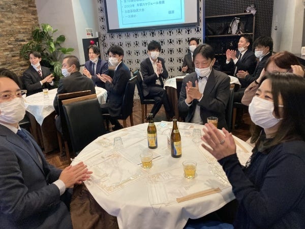 【忘年会】　　　　　　　　　　　　年間の表彰式および10大トピックスを発表していきます。作りこまれた内容なのであっという間に終了です。