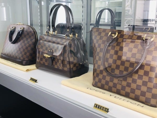 お客様からお買取したお品物は、一部店頭にて販売いたします。