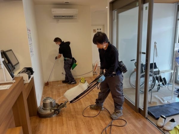 床の洗浄作業