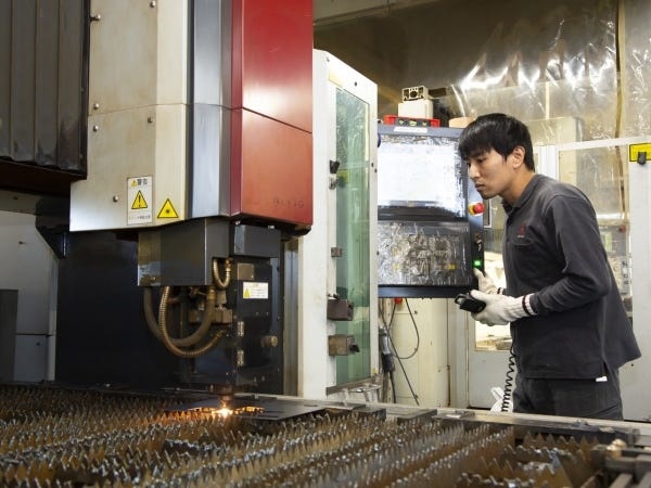 レーザー切断加工機の作業風景