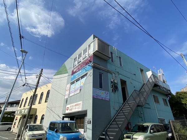 黄緑色の素敵な建物です！