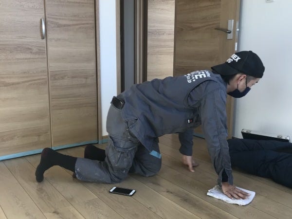 仕上りが左右される下処理は重要な工程。小さな汚れも見落とさないように気を付けます。