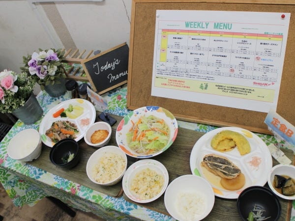 早朝とお昼に食堂を運営しておりますので、食事面を安価でサポートいたします！