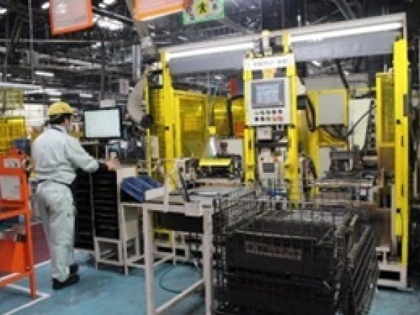 生産工程を構想し、溶接ロボット等の導入を行うことで工場内の生産設備をアップグレードしています！