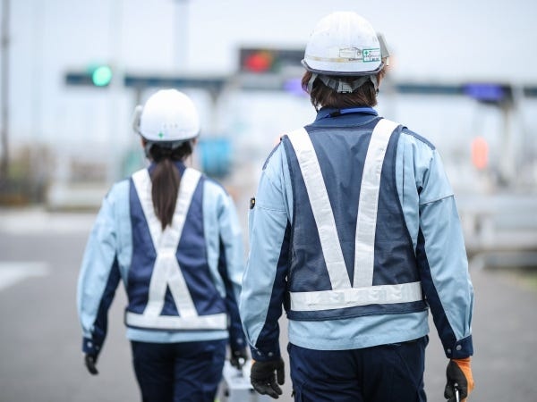 定期的に高速道路の料金所へ行って点検を行います。はじめは先輩と一緒なので安心です♪