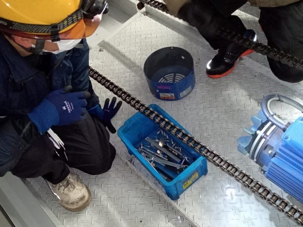 【作業風景】モーターブレーキ点検。作業は必ずベテランエンジニアが付き添い指導致しますので初心者でも安心！もちろん経験者も大歓迎！