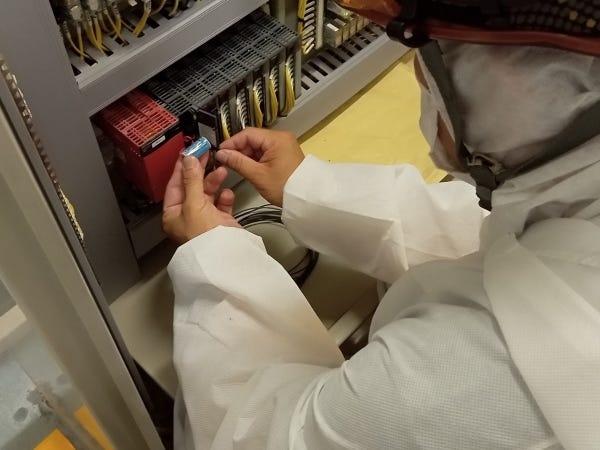 【作業風景】制御盤内点検中。電圧、電流測定、増し締めを行います。作業のほんの一部を紹介しました。興味を持たれた方、ご応募お待ちしております！