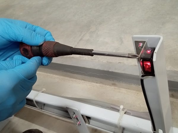 【作業風景】センサー調整。光軸が正しくないと正常に機械は動作しません。光軸調整大事！