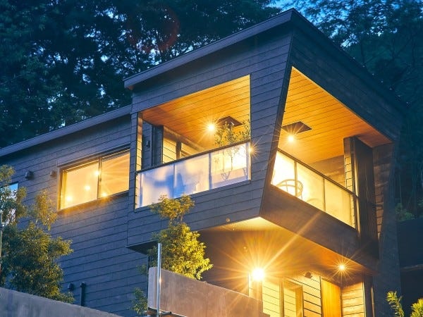 洗練されたデザインの新築ヴィラ。清潔で快適な空間でお仕事をしていただけます。