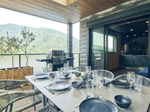 箱根の山々に囲まれた素晴らしい立地にあります。