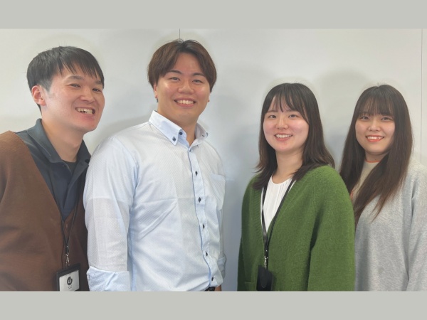 一緒に働く心強い仲間がいます！困ったときは何でも相談OK。グループ総勢30名の頼れる先輩たちが、あなたのご入社を楽しみに待っています！