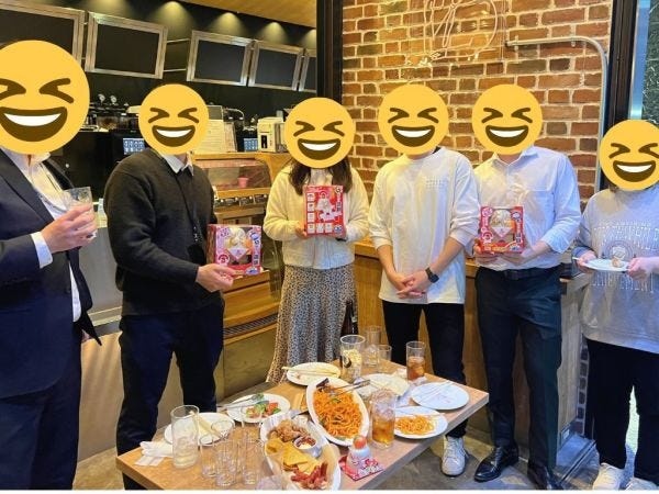 20～30代が中心！明るく活発な職場です♪写真はオフィス1階のカフェで開催した希望者参加の忘年会。これが唯一の会社行事！自由な雰囲気です。