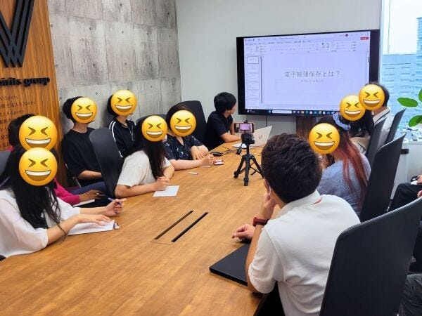 研修も充実！代表税理士による勉強会の開催や、社員同士の教え合いを通じて、実務をこなしながら知識を深められる環境です。着実に成長できます。