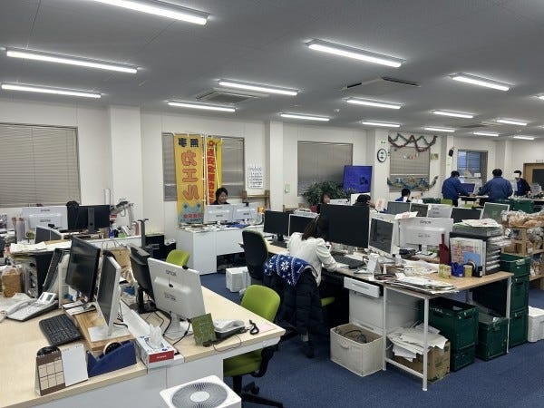 実際に勤務していただく事務所の様子です。お互いに助け合いながら、仕事を進めているので、安心して質問や相談をしてくださいね。