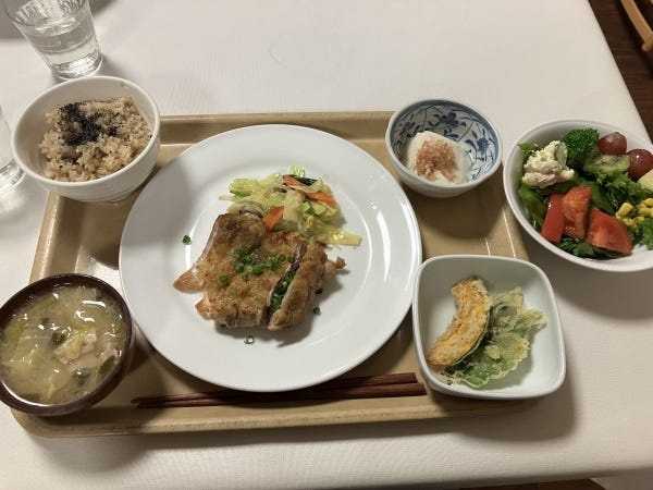 メニューは日替わり。和食経験を中心にさまざまな種類の料理を作っていただきます