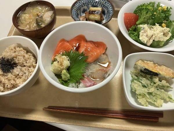 サラダバーや小鉢類など充実のメニューを手作りします