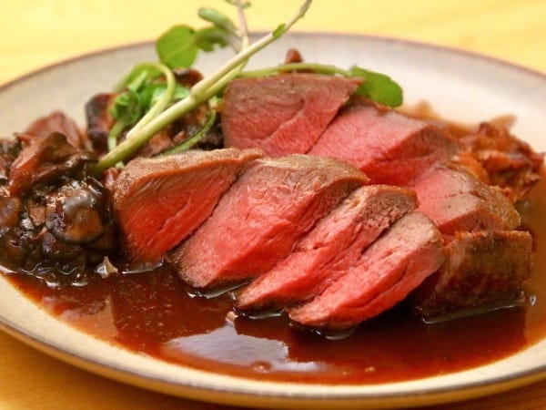 当店の人気メニュー「鹿のロースト 赤ワインソース」