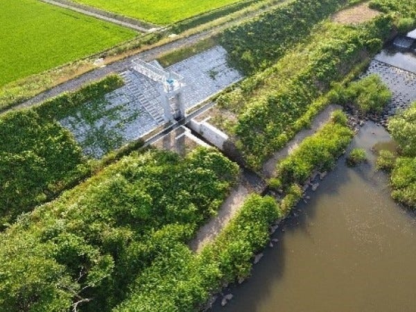 弊社は設計や測量などをしている建設コンサルタント会社です。地域の人々の暮らしや安全を守ることに貢献しています。