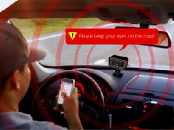 居眠運転やスマホながら運転を撲滅！居眠り運転防止装置「アラーミー」