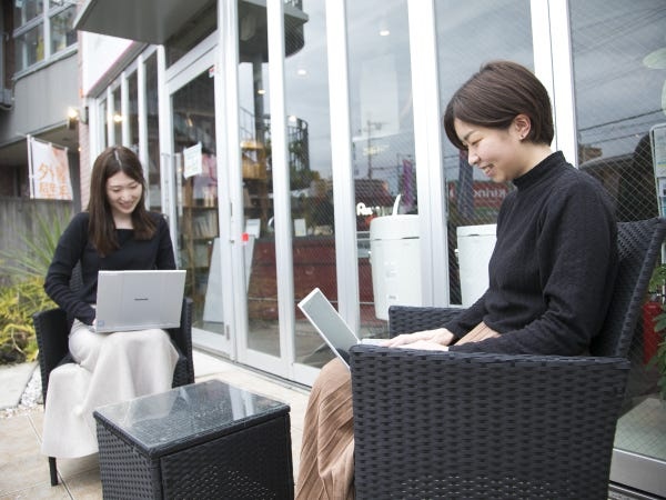 時間や場所に縛られずに働けます。