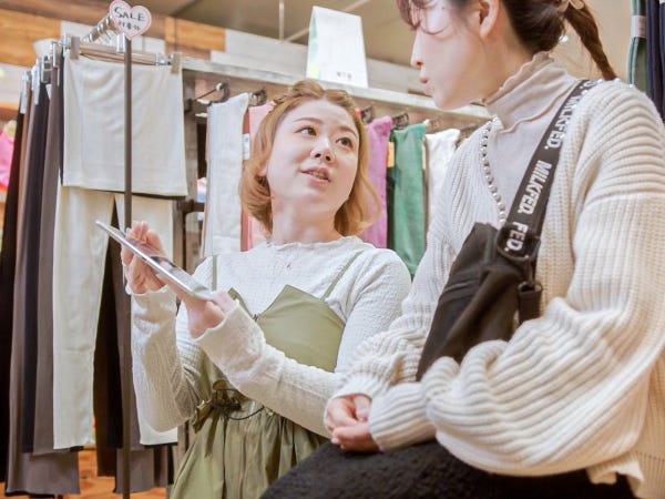 【同年代のスタッフとお仕事】お客様は20代から40代の方が多く、スタッフもお客様と同年代なので、お客様との会話もとても盛り上がります。