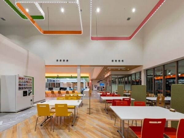 店内にはお客様のお待ちいただけるスペースがたくさんございます