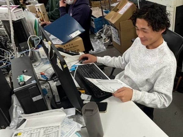 店舗スタッフ・ジュエリー店舗スタッフ・中古品買取店のスタッフ（大歓迎）