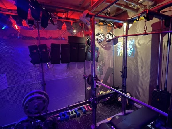 乃木坂駅から徒歩2分、好アクセスな乃木坂店の内装です。GASYの中で唯一キックボクシングエリアが完備されています。