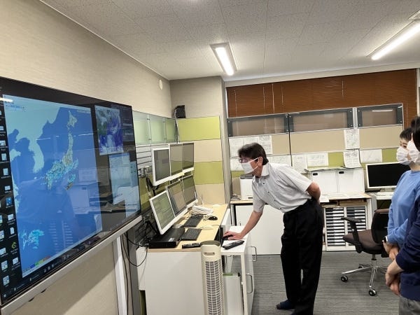 朝のブリーフィング中です。