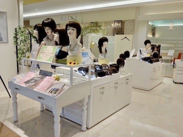 落ち着いた雰囲気のサロンには、ご相談やメンテナンスなどで多くのお客様が来店されます。お客様の受付とご要望のお伺いをお願いいたします。