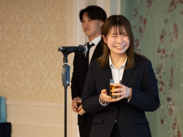 5期目下半期総会での表彰式の1枚！大勢の前で表彰される喜びは計り知れません！やりがいの1つに。