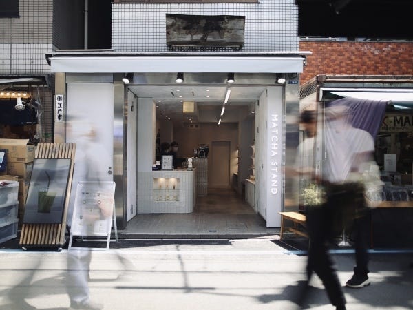 築地場外市場に一際目立つ白基調で統一された内装。海外からのお客様も多く来店されますので、英語力に自信がある方大歓迎です！