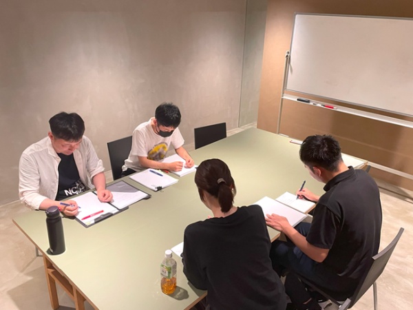 スタッフ同士の仲が良いのが自慢の職場です。情報共有のミーティングも随時しています。