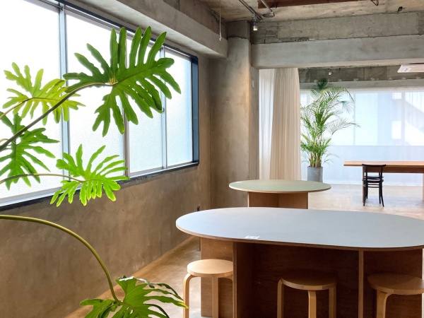 ビルの共有スペースは、静かな空間でリラックスしてランチタイムが過ごせます。