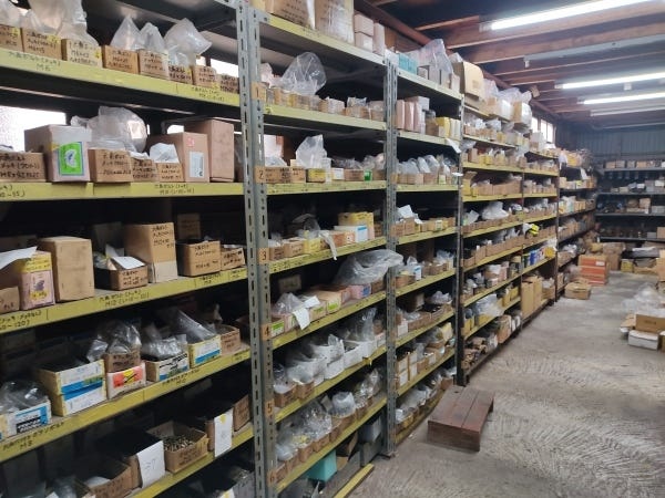 資材倉庫の様子。　　　　　　　　　　これらの部品の管理をしていただきます。