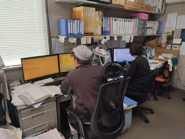 資材事務所にて、パソコンへデーター入力作業中です。